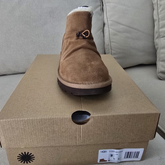 Ugg Toggle Ankle Boots - Picture 4 of 5